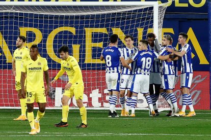 Pervis Estupiñán (i) y sus compañeros tras el empate de la Real Sociedad.