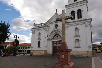 Los símbolos religiosos están en plazas y cerca a una iglesia.