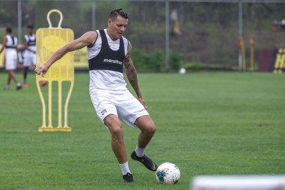 Carlos Garcés fue contratado por Barcelona para reforzar la delantera.