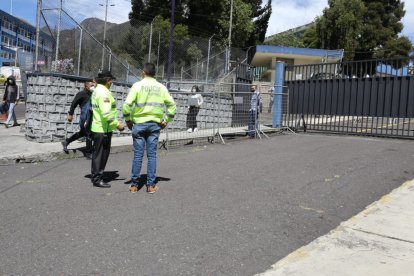 Policías llegaron a la morgue para conversar con los parientes del fallecido.
