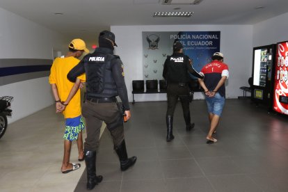 Uno de los detenidos (de camiseta amarilla) habría participado en el robo contra una mujer el pasado 8 de enero.