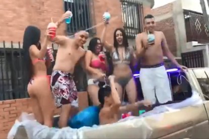 Los jóvenes protagonistas del video viral.