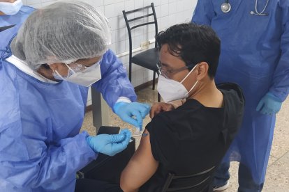 Los primeros en ser vacunados fueron los médicos de la primera línea.