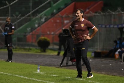 Fabián Bustos, entrenador del Barcelona, va por su segunda temporada.