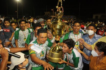 El equipo 16 de Julio enfrentó en la final a Los Esteros y ganó por 2 goles a cero.