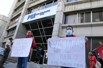 Un grupo de personas se movilizó a la Fiscalía General para pedir la destitución de Zevallos.