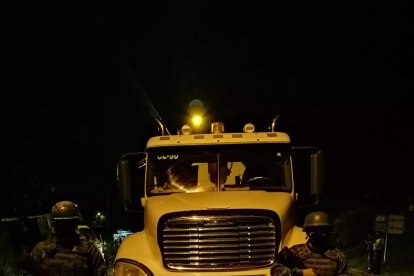 Los militares entregaron al sospechoso a la Policía luego de detener la marcha del automotor.