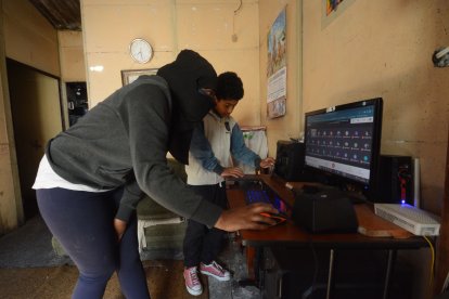 Lara enseña a sus sobrinos a ser independientes como lo hizo su mama con ella.