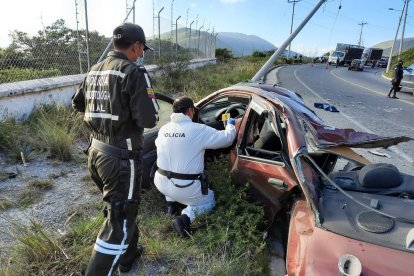 Miembros del Servicio de Investigación de Accidentes de Tránsito llegaron al lugar.