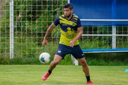 Jefre Vargas ya se puso la camiseta del Delfín. Viene por una temporada