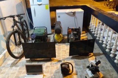 Los enseres y electrodomésticos que se estaban llevando los asaltantes y que fueron recuperados.