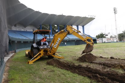 Los trabajos en la cancha del Yeyo Úraga han comenzado y la cancha estará lista en cuatro meses.