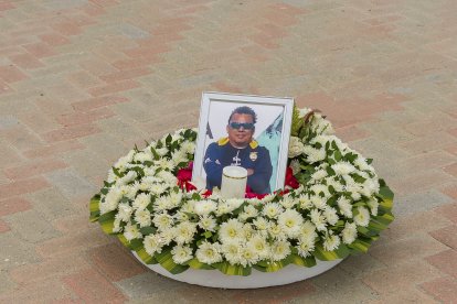 La ofrenda floral con la foto de Byron Yagual que los surfistas lanzaron al mar.