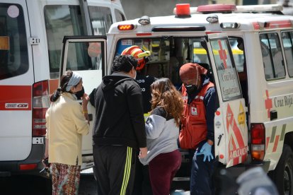 Al lugar llegaron cinco unidades del Cuerpo de Bomberos y ambulancias de la Cruz Roja.