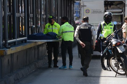 El cadáver permaneció cerca de tres horas en el andén, mientras la Policía recogía evidencias.