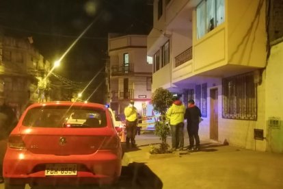 Agentes policiales llegaron para levantar indicios.