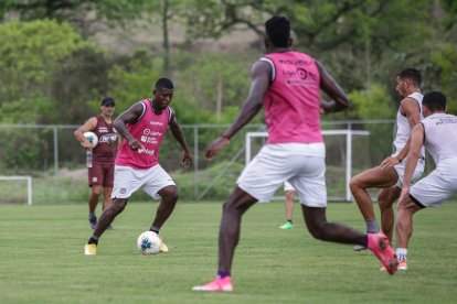 El Loco Cortez de Barcelona ya le hizo un gol al Manta en un partido amistoso.