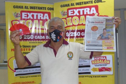 Eder Onofre muestra muy feliz el premio ganado con su diario favorito.