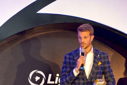 Javier Burrai le tocó estrenar traje para recibir el premio de LigaPro.