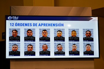 Los policías acusados de la masacre aparecen en una cartelera de la Fiscalía mexicana.