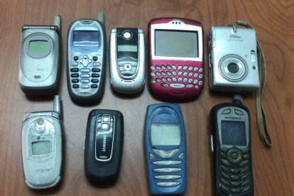 Los 9 teléfonos móviles de dudosa procedencia, que fueron incautados.