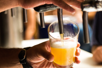 Referencial. El Código de la Democracia establece la prohibición distribución y consumo de alcohol 36 horas antes de las elecciones.