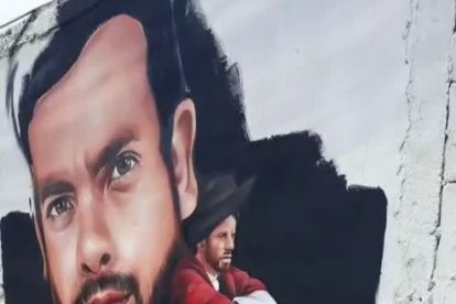 La imagen del presentador está en la avenida principal de La prosperina en Guayaquil.