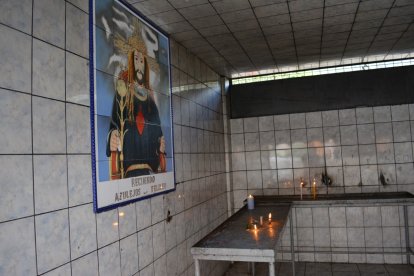 Los devotos al Señor de  Terremoto colocan las velas de varios colores, de acuerdo al deseo, en el oratorio.