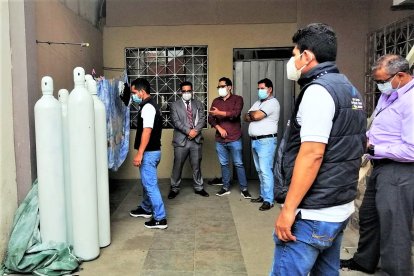 Una denuncia anónima llevó hasta una casa donde vendían tanques de oxígeno, supuestamente sin la certificación adecuada.