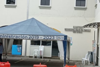 La policía rastrea y analiza cómo pudieron sacar la caja sin ser vistos.