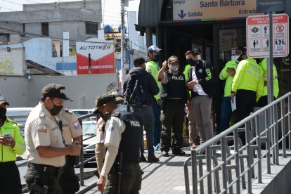 El cuerpo del implicado quedó en la parada de buses Santa Bárbara.