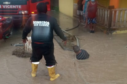 La acumulación de agua provocó problemas para transitar.