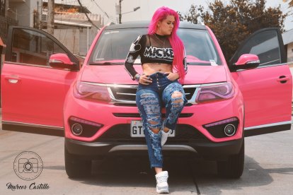 Zully Guillén dice que impone la moda y hará un programa de YouTube desde su vehículo.