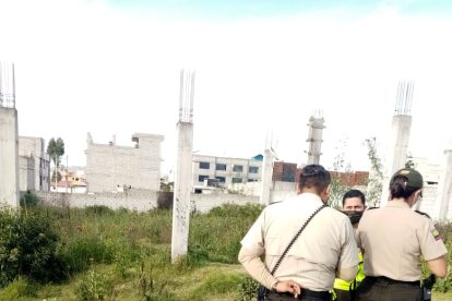 Los agentes llegaron hasta un terreno baldío de las calles Carlos Mantilla y Sierra Morena, en Carapungo, donde hallaron el cadáver.
