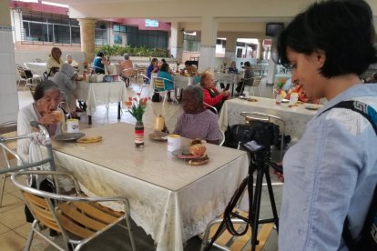 Carla Jines capta el momento en que los adultos mayores almuerzan, a las 11:00. Luego de eso ellos van a descansar.