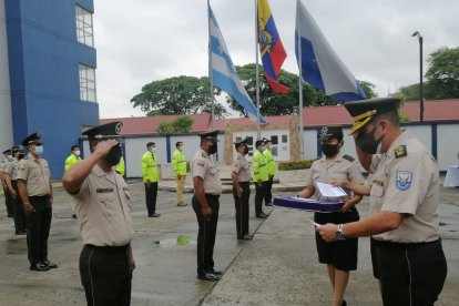 El general Zapata entrega el reconocimiento a uno de los gendarmes homenajeados.