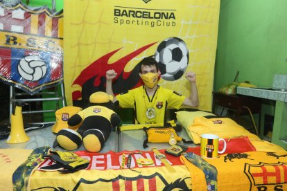 Tiene 25 años, no habla ni oye y camina con dificultad, pero el amor al equipo amarillo ha hecho que su vida sea feliz.