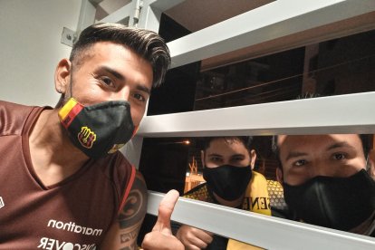 Los hinchas se las ingeniaron para tomarse fotos con los jugadores
