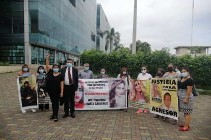 Katty Muñoz, madre de la joven asesinada, llegó junto a su abogado y otros familiares hasta la dependencia judicial.