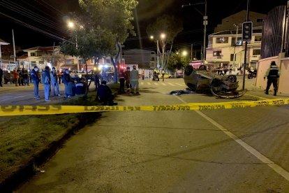 El cuerpo de Wilmer Guzhñay quedó afuera del carro, la madrugada de ayer.