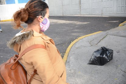 Una de las mujeres, con ocho meses de embarazo, tuvo que recorrer la ciudad cargando la pierna de su hermano.