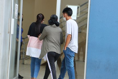 Una prima y la cónyuge de Alexis Casquete acudieron ayer a la Unidad Judicial del cuartel Modelo.

Agencia (ag-extra)