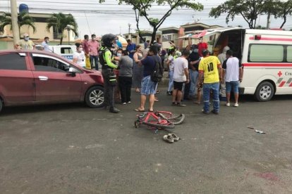 Personal médico intentaba salva la vida al niño. La bicicleta quedó destrozada.