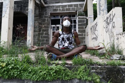 El hombre es reciclador. Dice que hace de todo, menos robar.