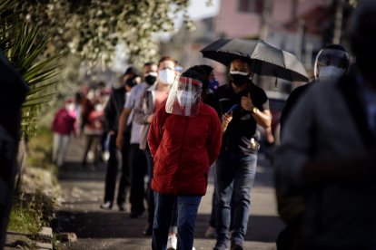 En varios recintos de la capital se registran largas filas de votantes.