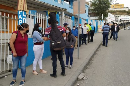 Largas filas de votantes se formaron en las juntas del voto en la capital de Loja.