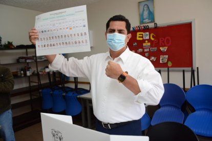 Xavier Hervas ejerció su derecho al voto junto a su esposa.