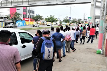 Las filas eran de tres cuadras en algunos recintos electorales de Machala.