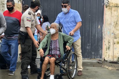 La votante recibió ayuda para cumplir con su derecho a elegir