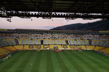 Las luminarias del estadio Monumental en el ojo de la tormenta.